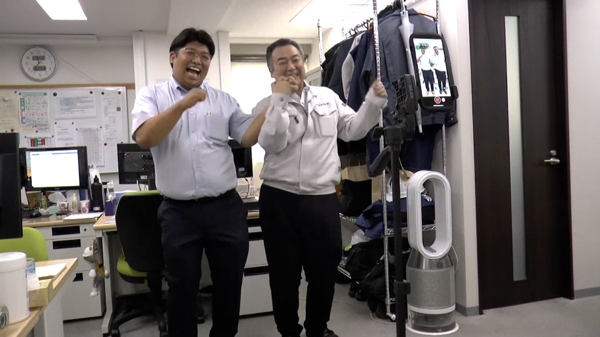 Dva postarší japonští manažeři se stali hvězdami TikToku. Lákají tak nové zaměstnance